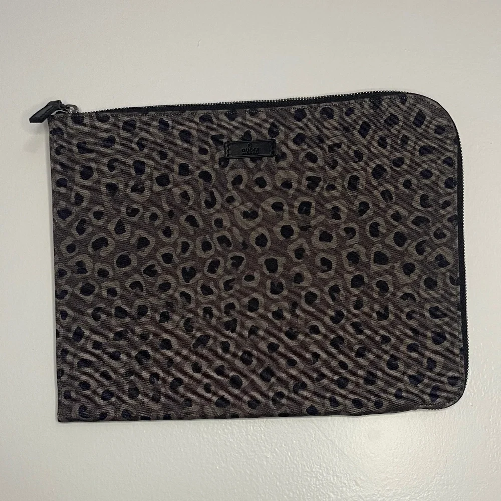 Gucci Gray Animal Print Document Holder – Sleek & Stylish (Brand New!)